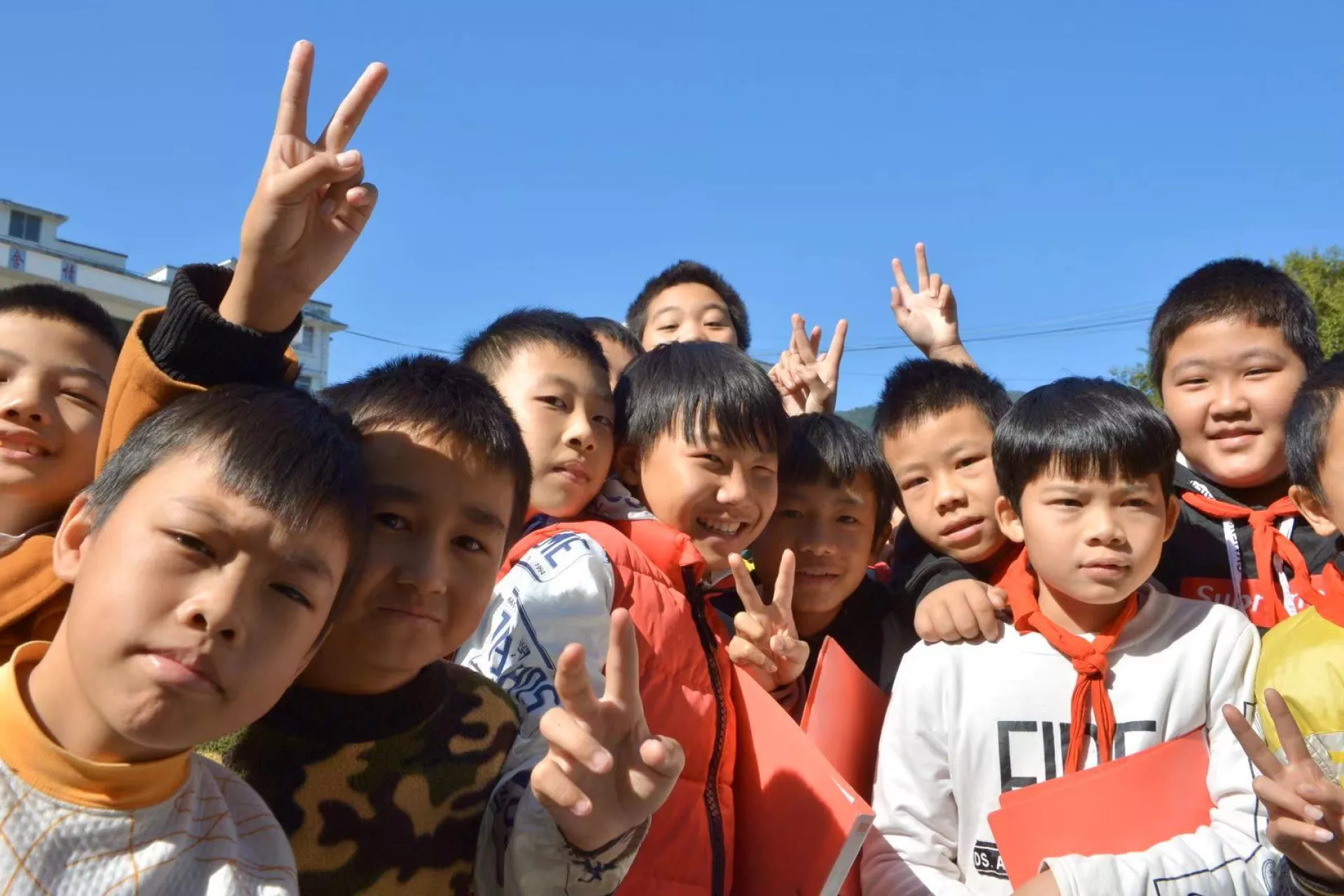 在广西三江侗族自治县和平乡中心小学，学生们一起合影。