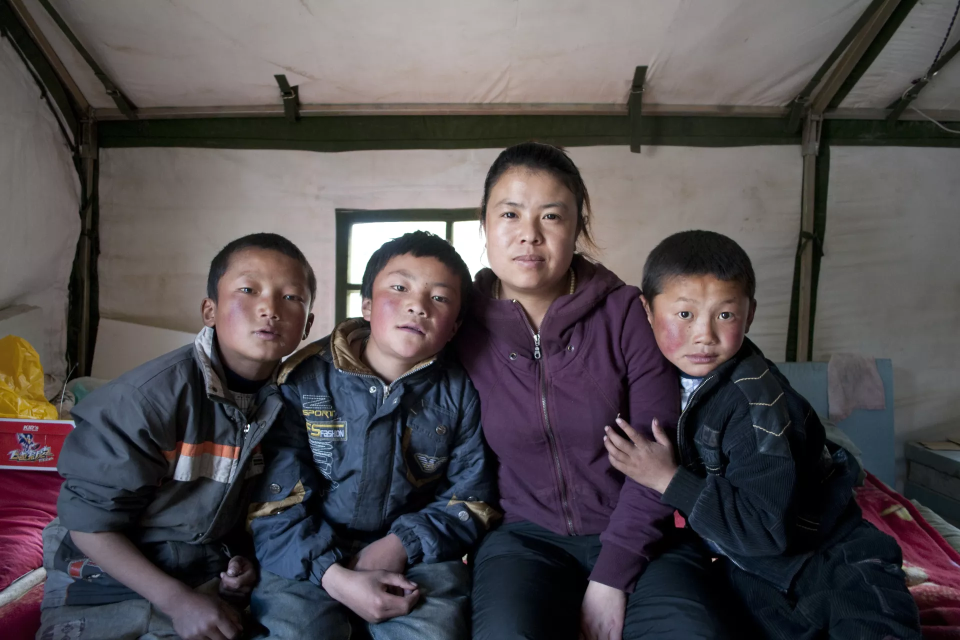 徐海英老师和她照顾的一些孤儿们。