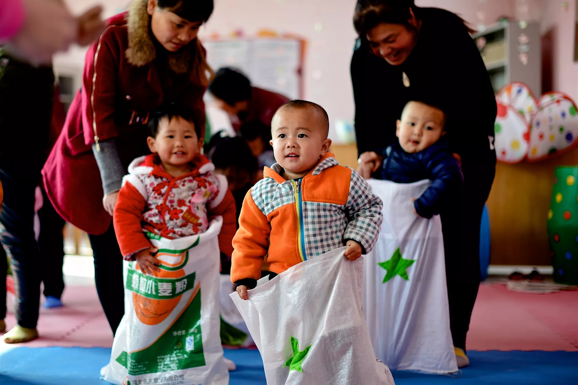 2017年，在山西省汾西县一所由联合国儿童基金会支持的早期儿童综合发展中心里，几名幼儿参与亲子游戏。
