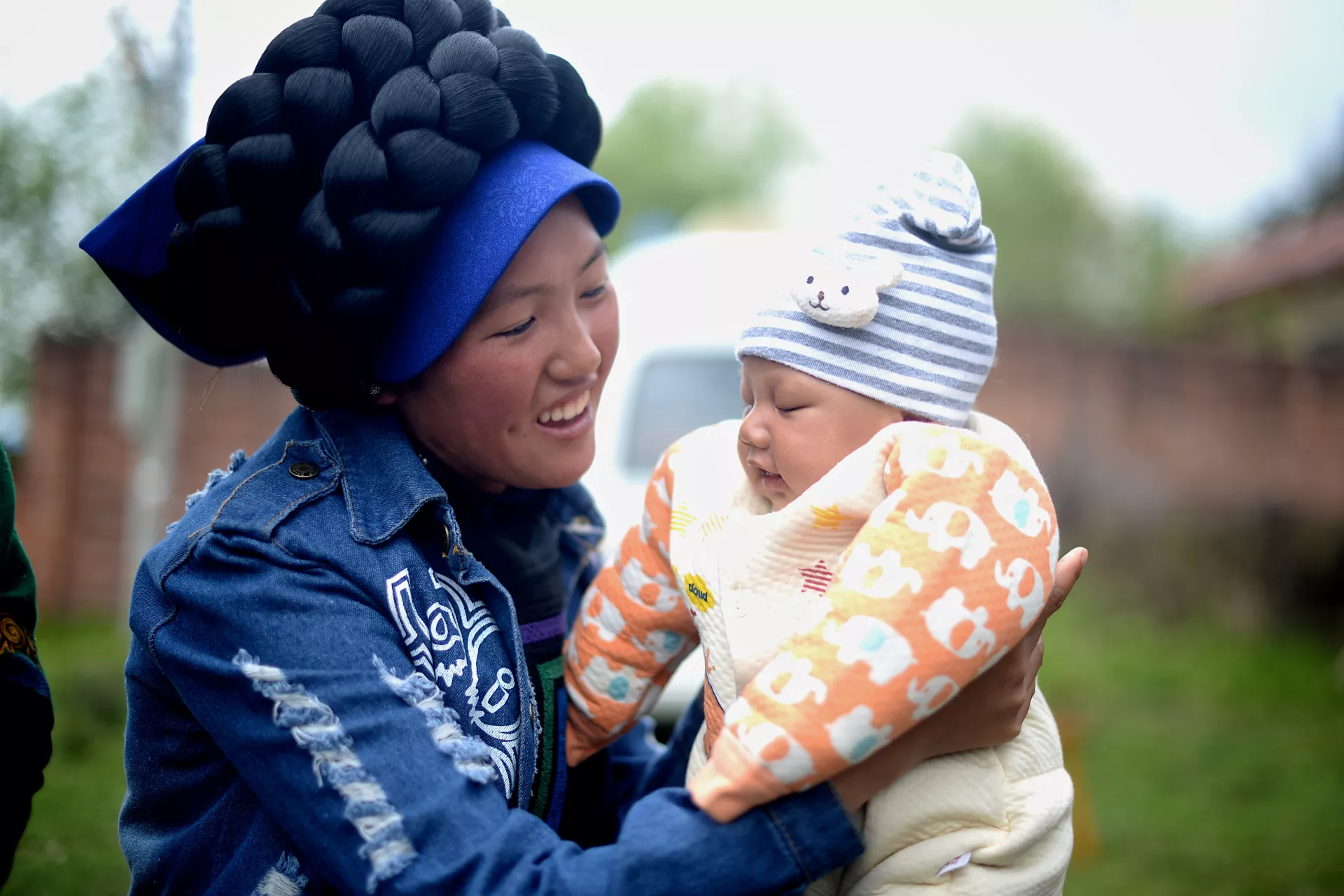 由于传统风俗、交通不便或者经济困难等原因，中国农村少数民族地区的妇女常常无法进行住院分娩。