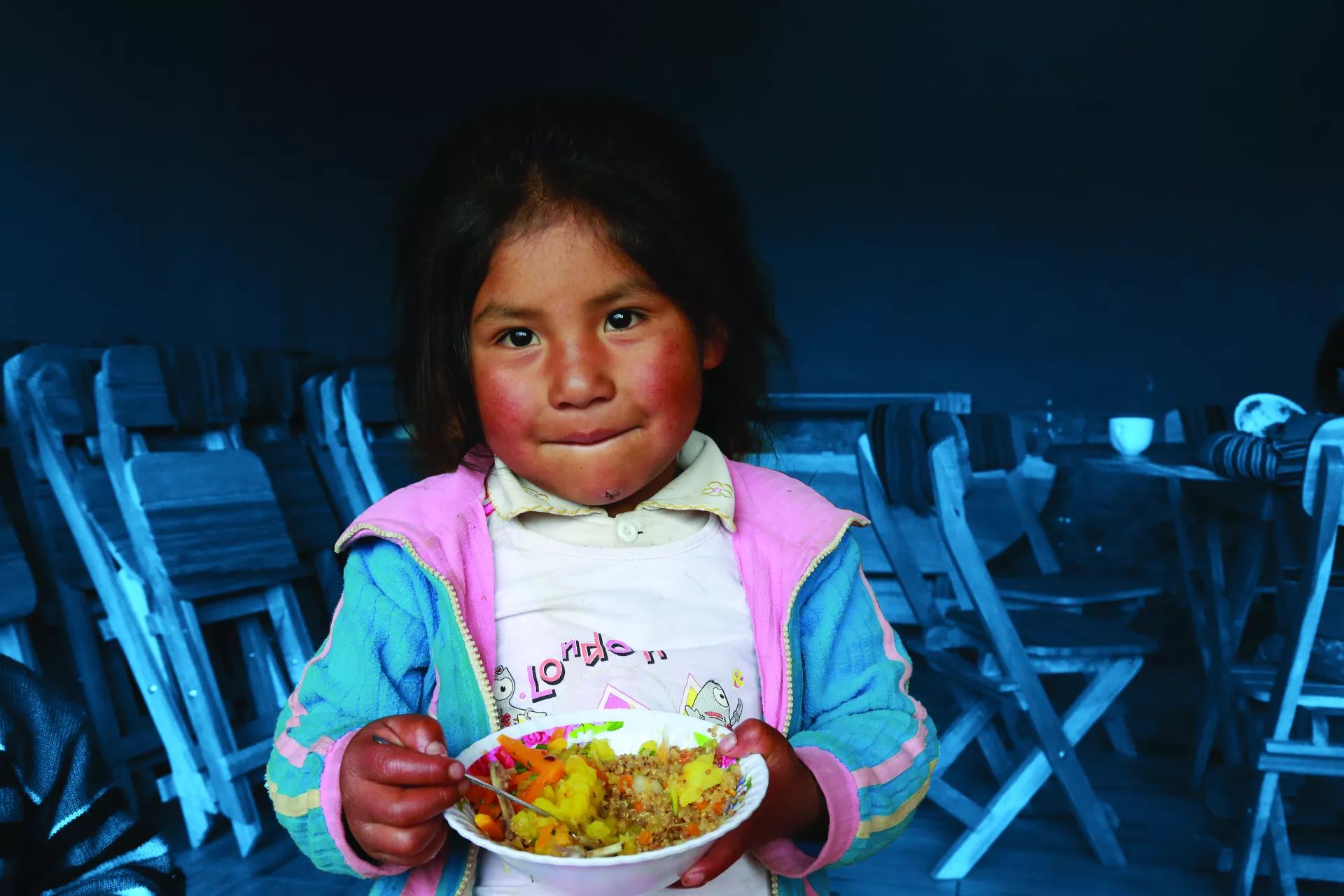 秘鲁哈纳克·丘基班巴（Hanaq Chuquibamba）社区中， 一个女孩在餐厅享用午餐。