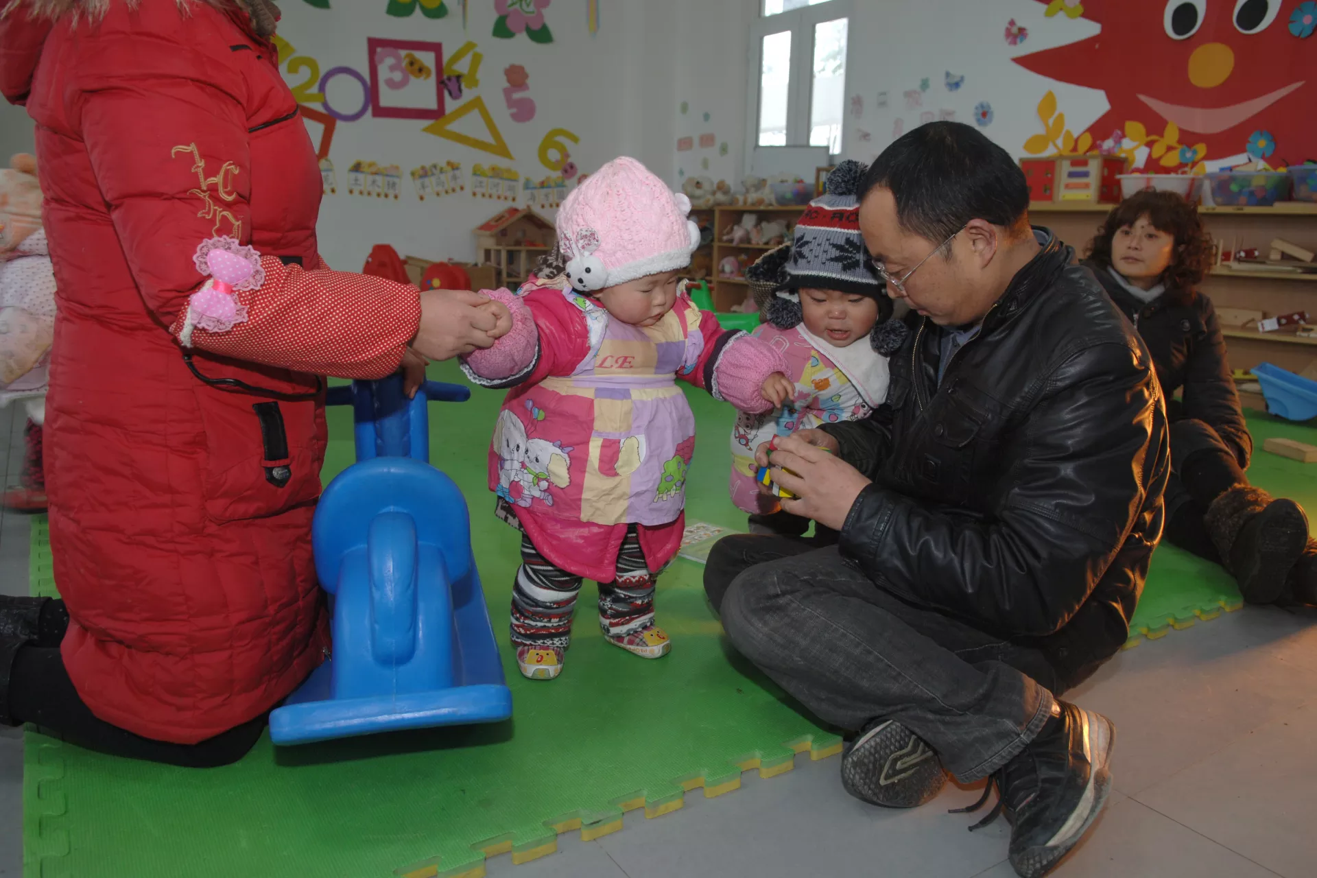 在四川什邡红白镇的儿童友好家园里，父亲正和孩子一起玩耍。