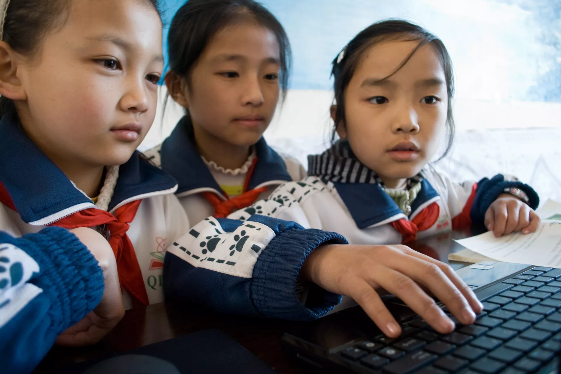 曲硐完小的学生们在课堂上学习使用电脑键盘。