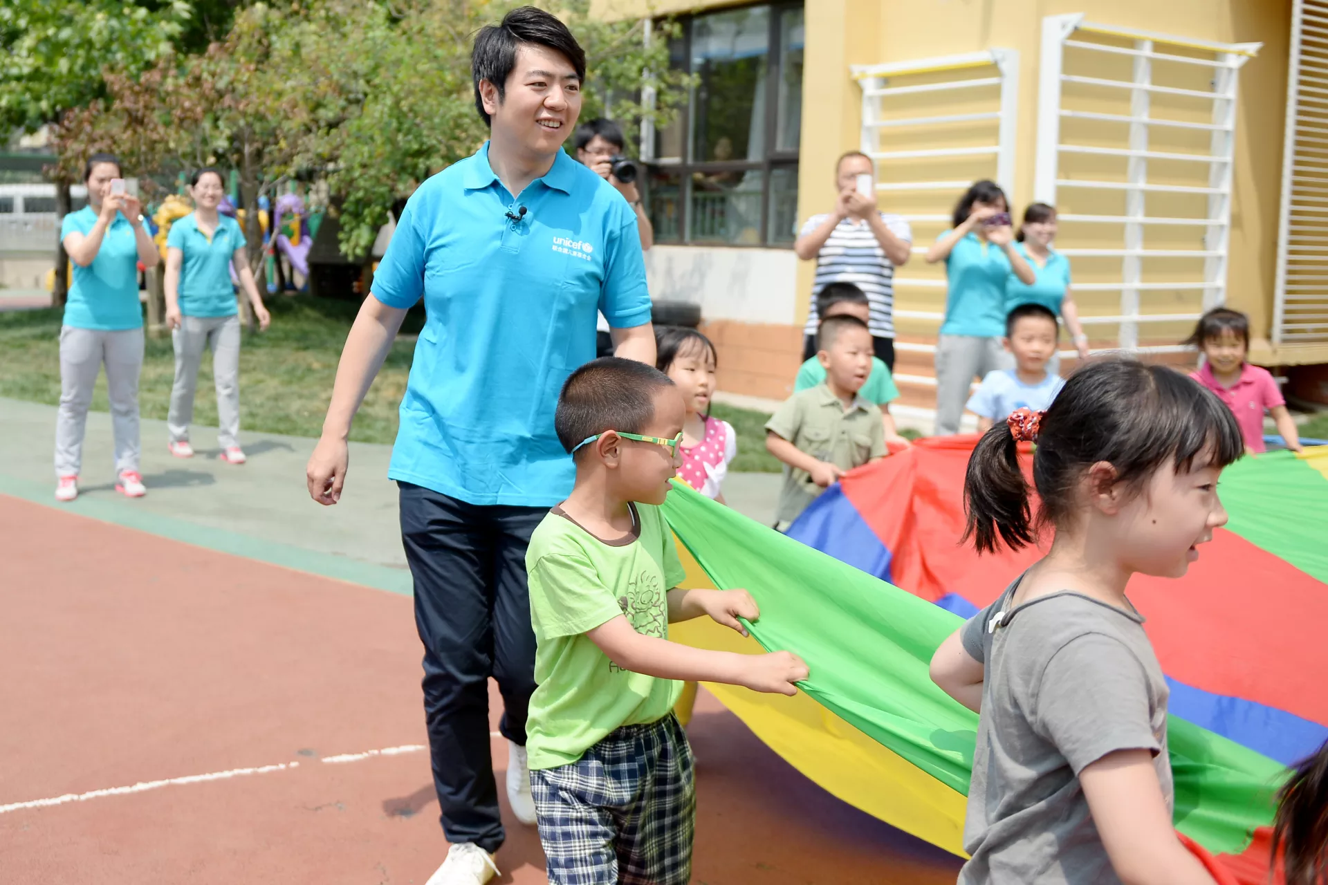 2015年5月26日，联合国和平使者、世界著名钢琴家郎朗在北京市富力桃园幼儿园与孩子们一起游戏。