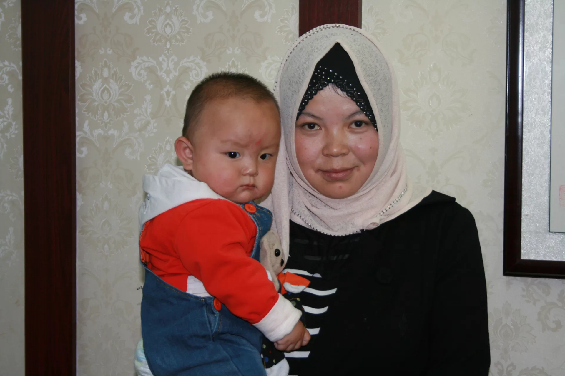 Ma Guiting with her daughter, Yaxuan, at home in Gangoumen village, Datong County.