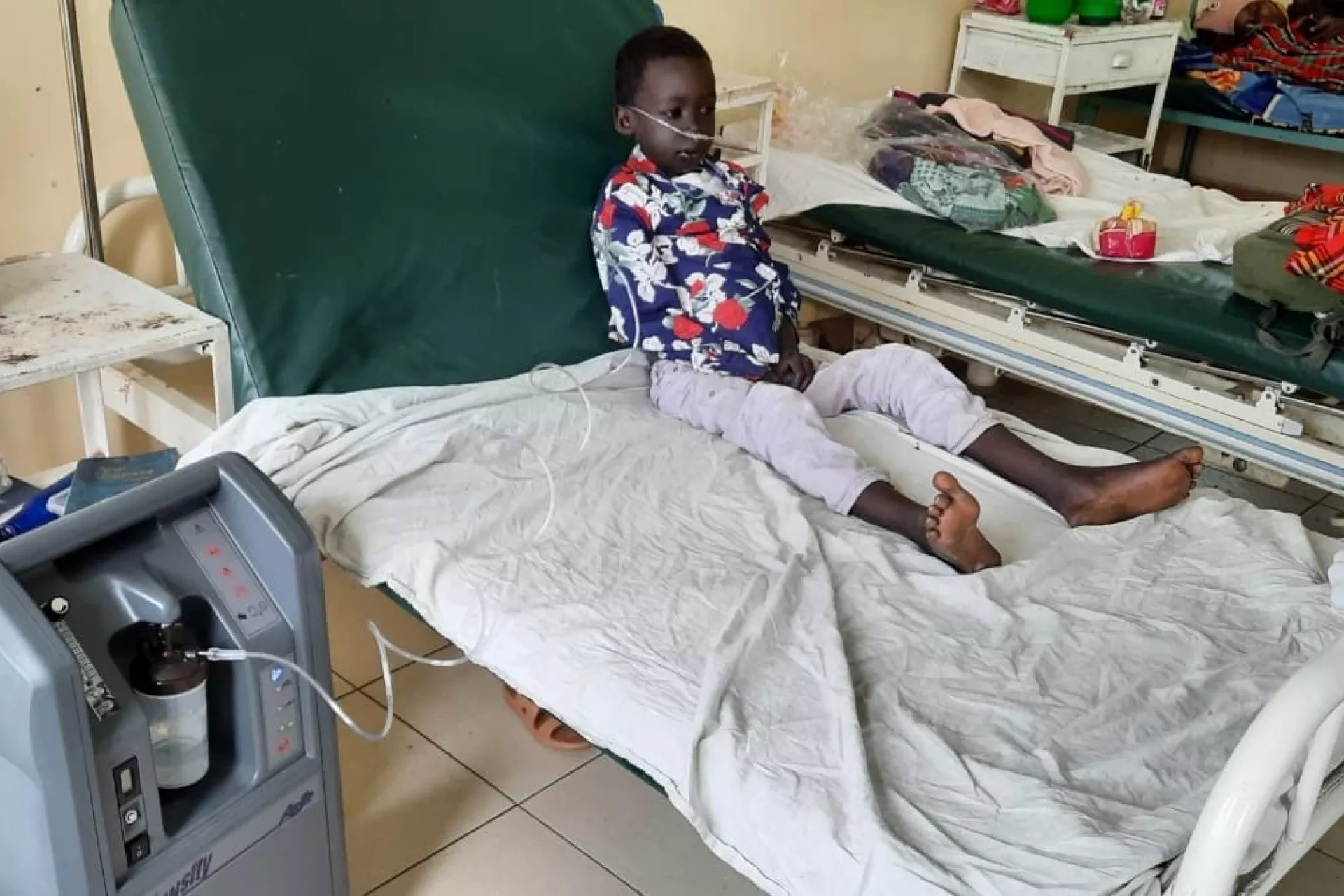 在肯尼亚西博科特县的卡彭古里亚医院，一名儿童正在使用制氧机。 