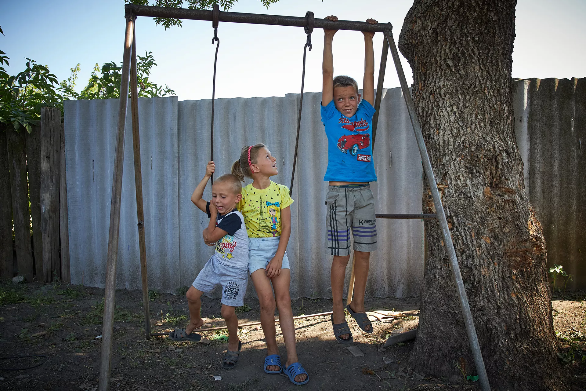 2020年8月6日，东乌克兰的孩子们在秋千上玩耍。