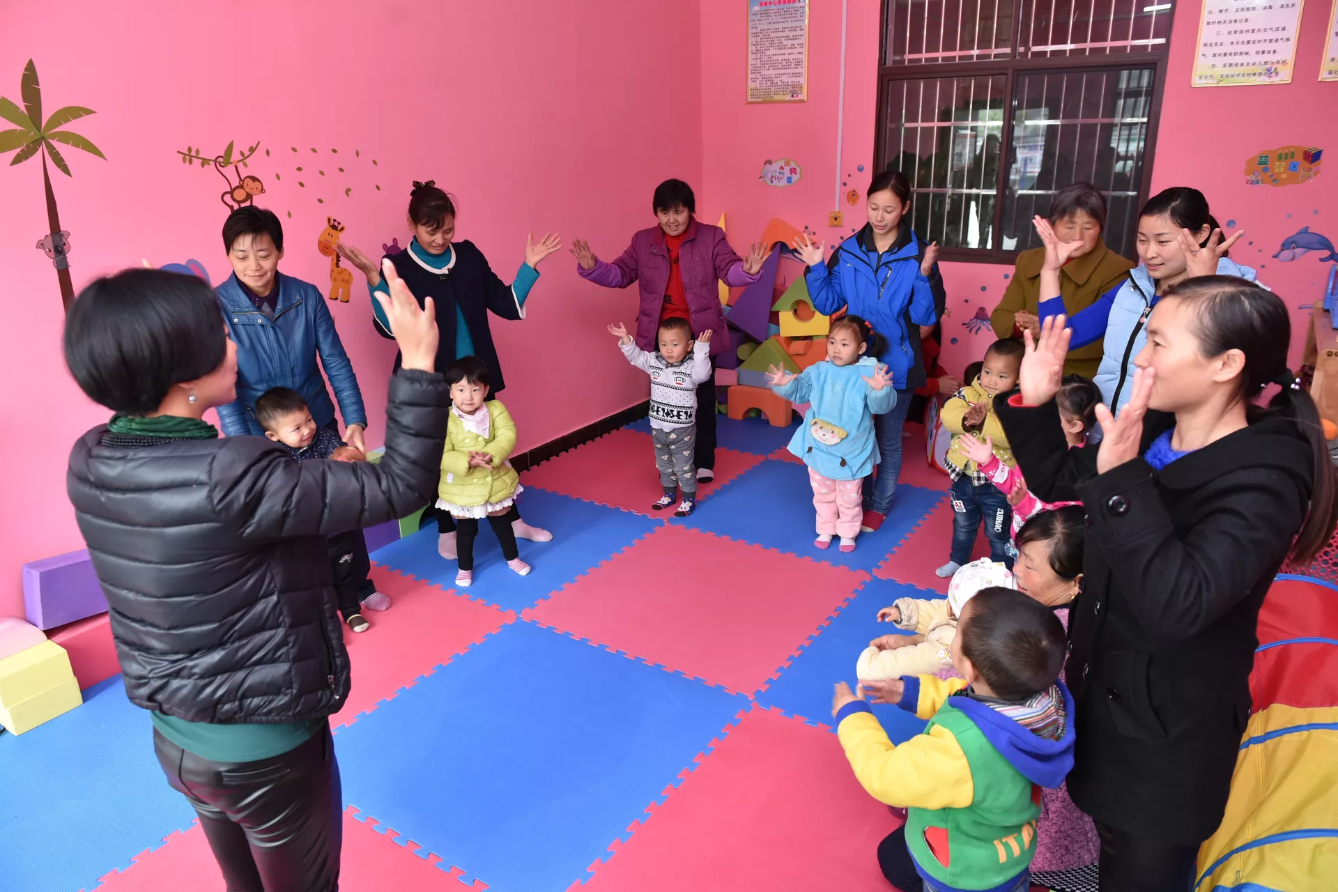 湖北五峰土家族自治县王家平村，孩子和家长们在志愿者的带领下做游戏。