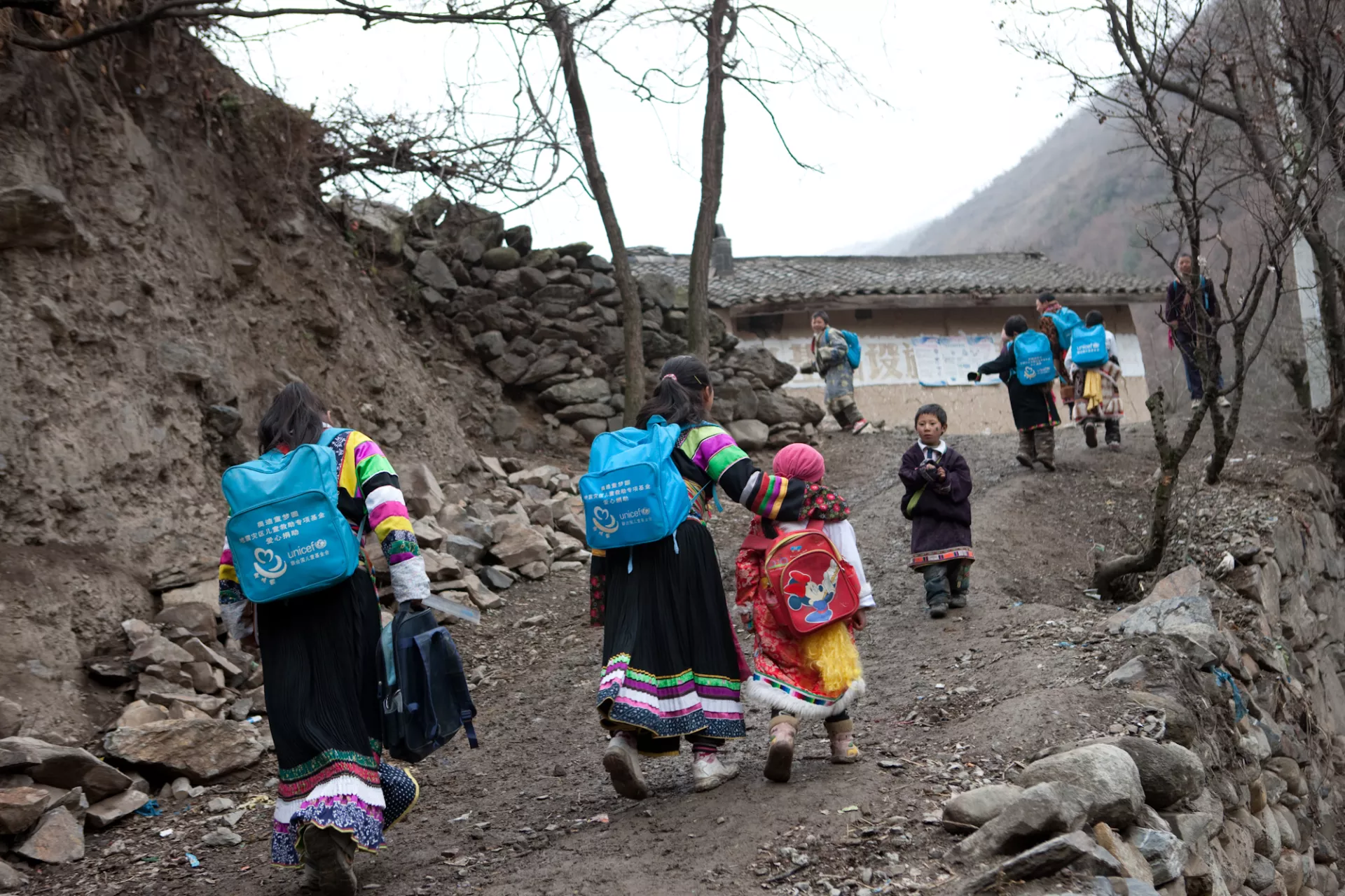在甘肃文县铁楼藏族自治村，穿着民族服装的藏族学生在午间休息时走山路回家。
