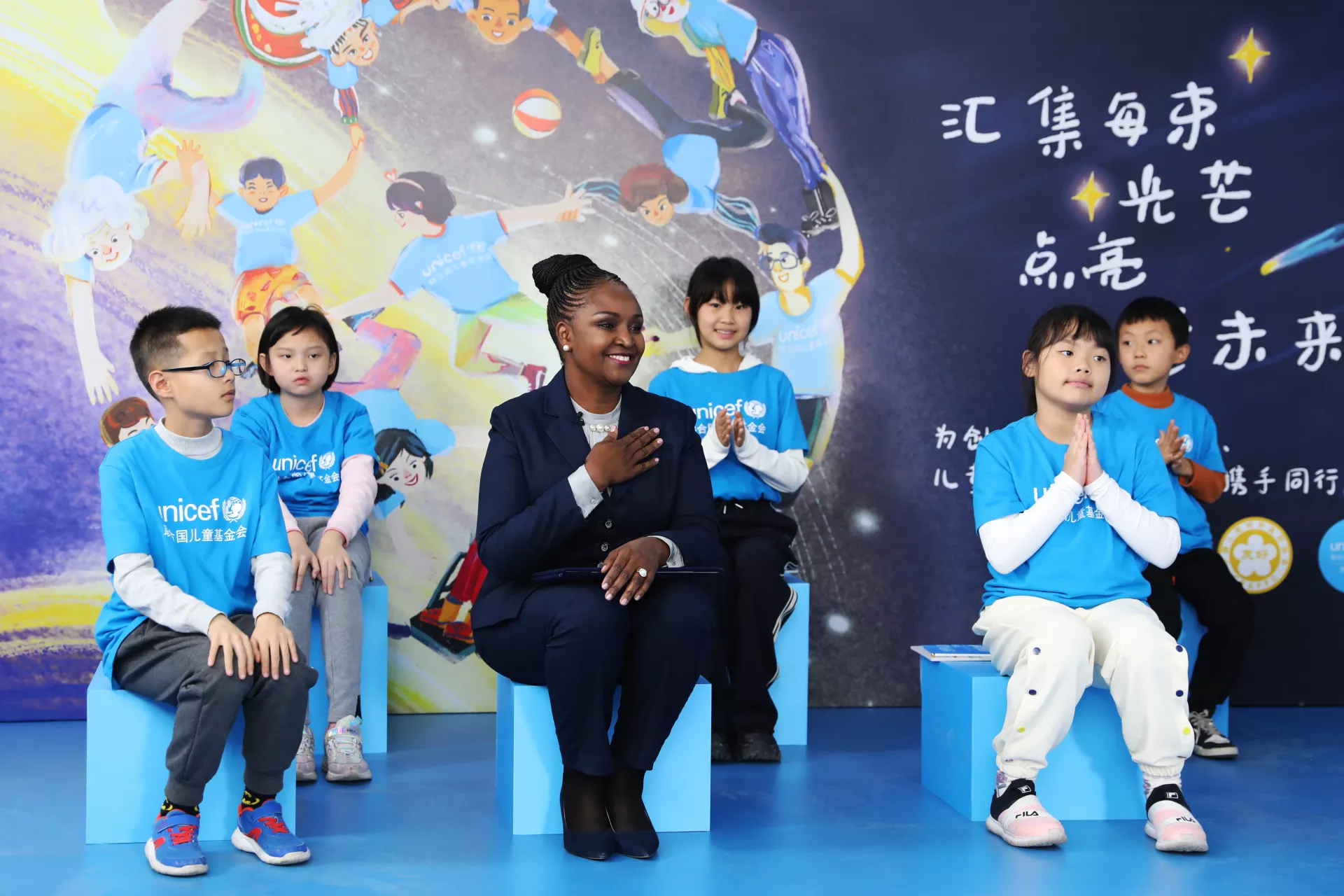 2022年11月20日，在位于北京的联合国儿童基金会驻华办事处举办的一场直播活动中，联合国儿童基金会驻华代表桑爱玲（Amakobe Sande）与孩子们共同庆祝世界儿童日。