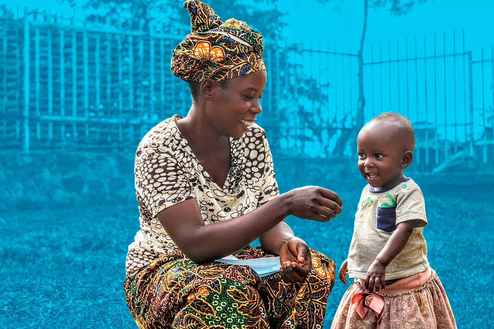 在刚果民主共和国东部，玛丽塔很高兴地看到她的女儿克服营养不良。
