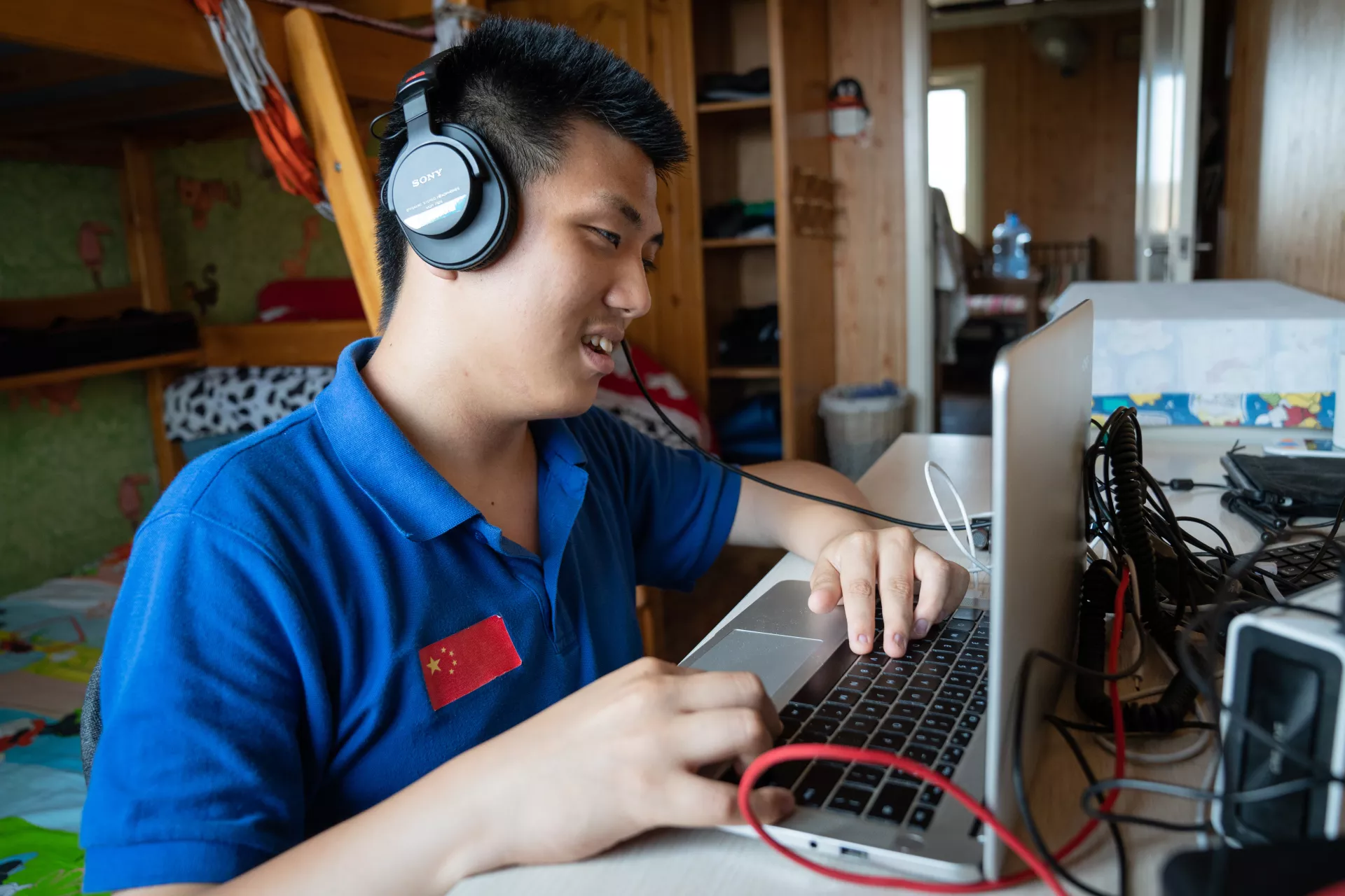 2020年7月20日，赵晨在家里使用电脑。