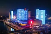 2023年11月20日，福建泉州的建筑物以蓝色灯光点亮，庆祝世界儿童日。