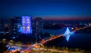 2023年11月20日，山东滨州的建筑物以蓝色灯光点亮，庆祝世界儿童日。