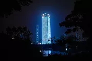 2022年11月20日，在浙江温州市，一栋建筑以蓝色点亮，庆祝世界儿童日。