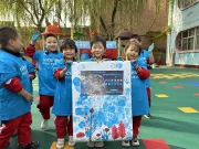 2022年11月15日，在山西省闻喜县康村儿童之家，孩子们举起一幅图画庆祝世界儿童日。