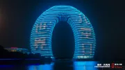 2023年11月19日，浙江湖州一座建筑点亮了蓝色灯光以庆祝世界儿童日。