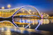 2023年11月20日，山东潍坊的弥河大桥以蓝色灯光点亮，庆祝世界儿童日。