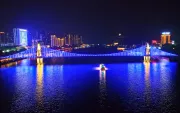 2023年11月20日，安徽省黄山市新安江上的观光索桥点亮蓝色灯光庆祝世界儿童日。