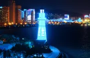 2023年11月20日，山东省威海市悦海公园灯塔以蓝色灯光点亮，庆祝世界儿童日。