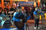 2023年11月20日，在湖北省咸宁市一场庆祝世界儿童日的活动上，一名女孩在唱歌。