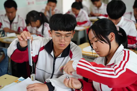 在云南省普洱市思茅三中，学生们在课堂上进行物理实验。