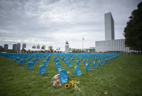 每个蓝色书包，都代表了在过去的一年里，因为冲突失去生命的一名儿童。