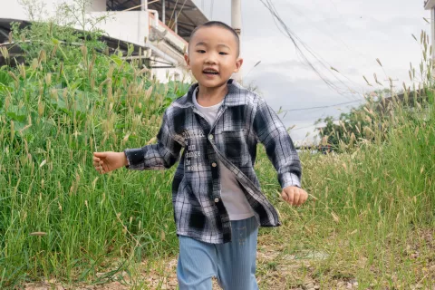 在云南省永仁县，一名男童在地里奔跑