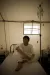 2008年5月31日，四川省都江堰市，一个男孩坐在帐篷医院里。