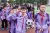 重庆市忠县拔山镇中心小学的孩子们在操场上参加体育活动。