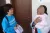 在云南省丽江市妇幼保健院，郭素芳博士与一位带着宝宝的母亲交谈。