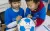 2022年11月5日，在联合国儿童基金会驻华办事处，两名儿童在足球上绘画，以表达他们对儿童权利的看法。