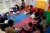 在湖北省艾家村的儿童早期发展中心，一位国家级育儿专家向儿童的照料者示范如何在家里与孩子玩耍。