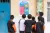 2020年6月3日，重庆忠县任家镇义兴学校的学生在校园内阅读由联合国儿童基金会与中华人民共和国教育部及中国疾病预防控制中心制作的包含安全返校实用信息的海报。