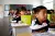 在流动人员聚集的浙江省温岭市，孩子们聚精会神地听由联合国儿童基金会开发的生活技能课程。