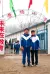 杨媚（右）和弟弟在曹杨小学校门口合影。