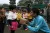 在2009年全球洗手日的健康教育活动中，联合国儿童基金会驻华办事处水、环境卫生与个人卫生专家杨振波博士（着蓝衣者）将卫生包发给四川省什邡市第二幼儿园的儿童。