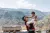 在云南，一名26岁的母亲举起她的孩子。