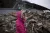 5岁的尼娜(Neena) 站在废墟前。