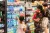 2021年7月，在成都市一家超市内，孩子在选购饮料。