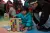 在四川省北川县擂鼓镇胜利儿童友好家园，一位父亲正在陪女儿搭积木。