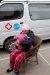 2009年3月中旬，刘菊抱着孩子在联合国儿童基金会提供的救护车前。