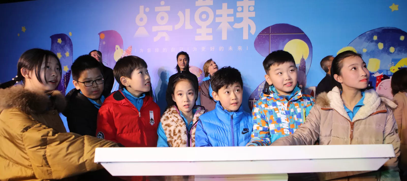 2018年11月20日，儿童触动触屏，以象征儿童友好的蓝色点亮了国家游泳中心（“水立方”）的外墙，以此庆祝世界儿童日。此次点亮活动由联合国儿童基金会、新华通讯社、新华网共同主办，并得到中国儿童中心等其他合作伙伴的支持。
