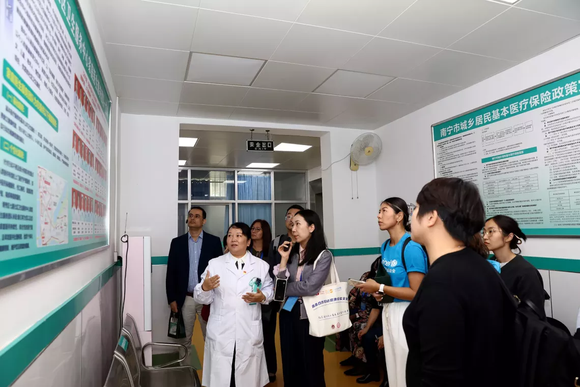2023年11月24日，七星社区卫生服务中心主任蓝凤杨（左二）向代表们介绍该中心的结构和和服务体系。