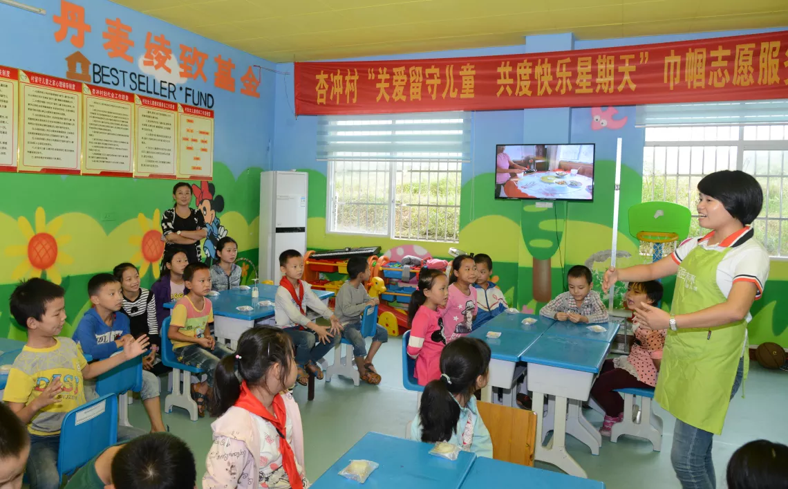 来自县城幼儿园的志愿者和孩子们在大悟县杏冲村儿童活动中心。