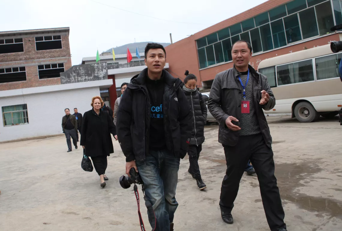 Chen Kun, UNICEF Ambassador for China, Gillian Mellsop, UNICEF China Representative and a team of UNICEF experts visit a primary school in Nayong County, Guizhou Province.