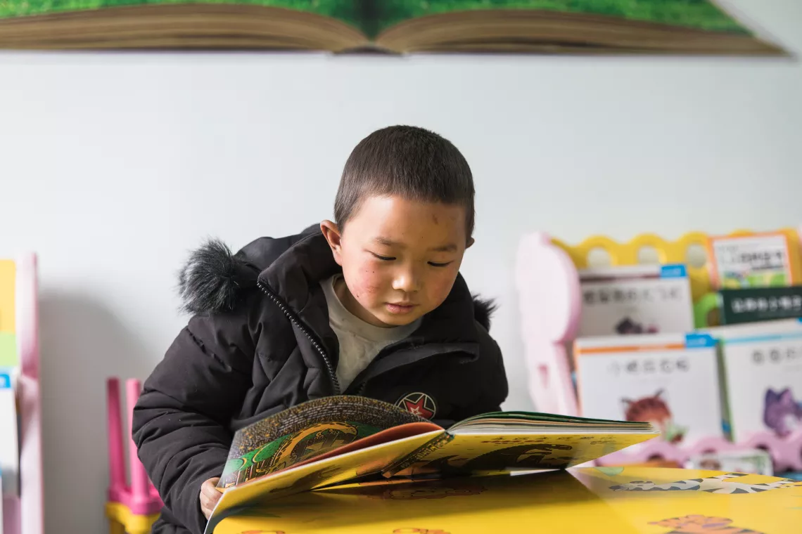小华最喜欢读恐龙的故事。上一年级的他还不能完全读懂书上的内容，他就发挥着天马行空的想象力，给故事加上自己的解读。