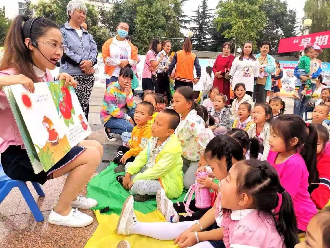 Outreach activities by volunteers at Lianchi Village, Yunnan Province.