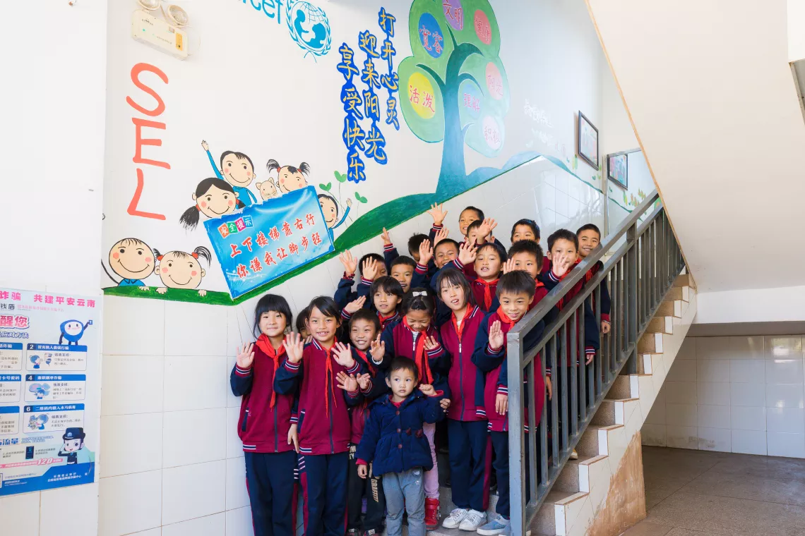孩子们在虹溪镇新河小学的文化墙前合影。