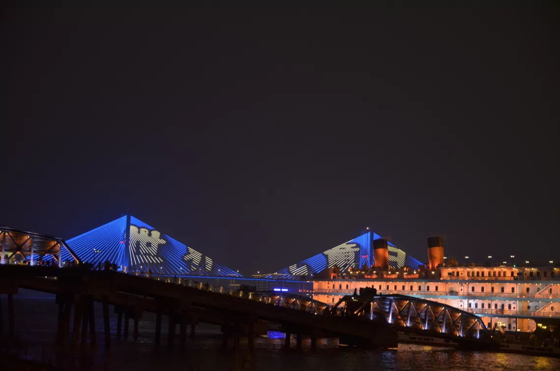 2020年11月20日，武汉长江二桥以蓝色点亮，庆祝世界儿童日。中国14个城市用象征儿童友好的蓝色灯光点亮了当地标志性建筑物，庆祝2020年世界儿童日。